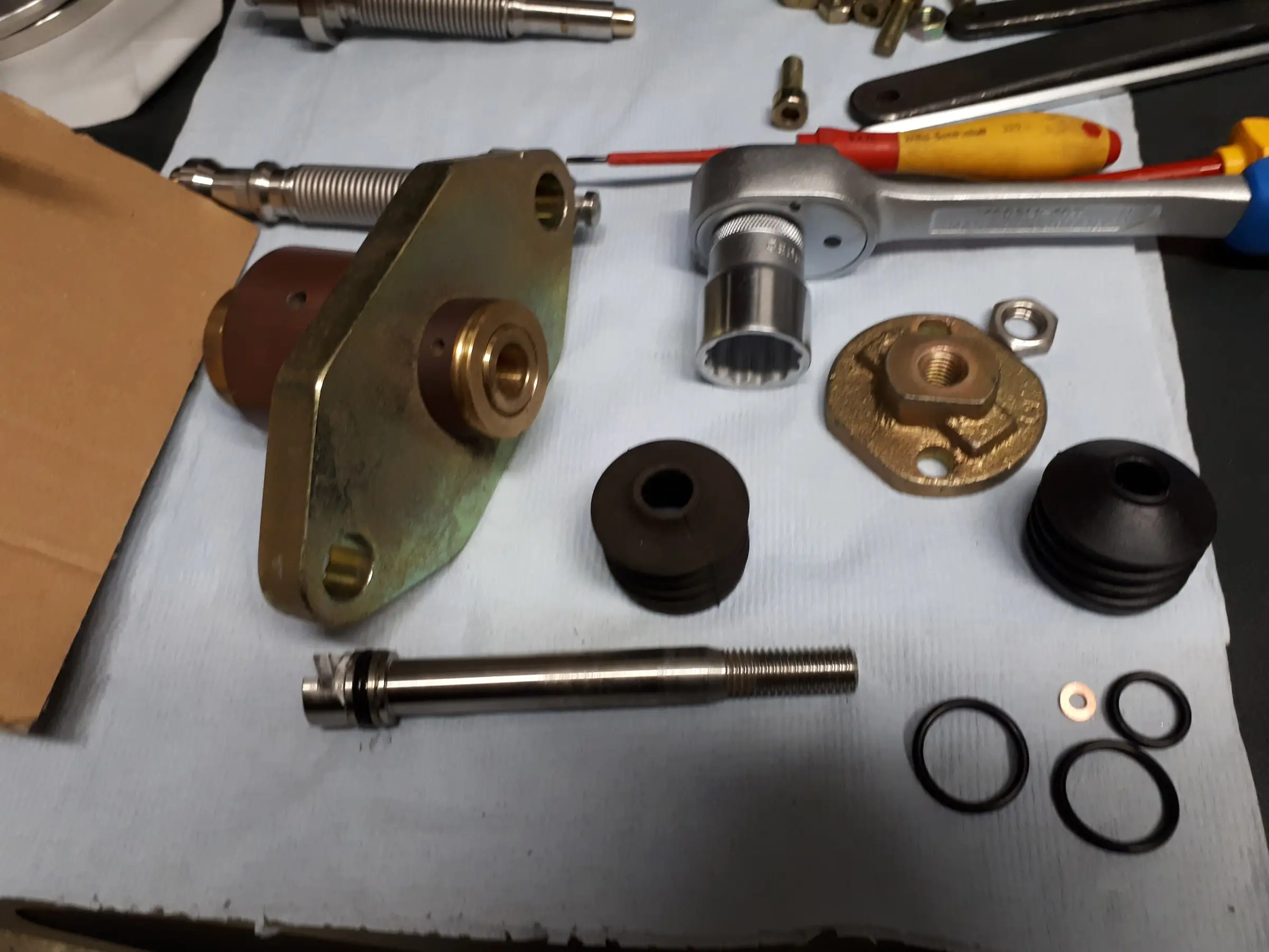 Valve parts and seals for a cryogenic plant