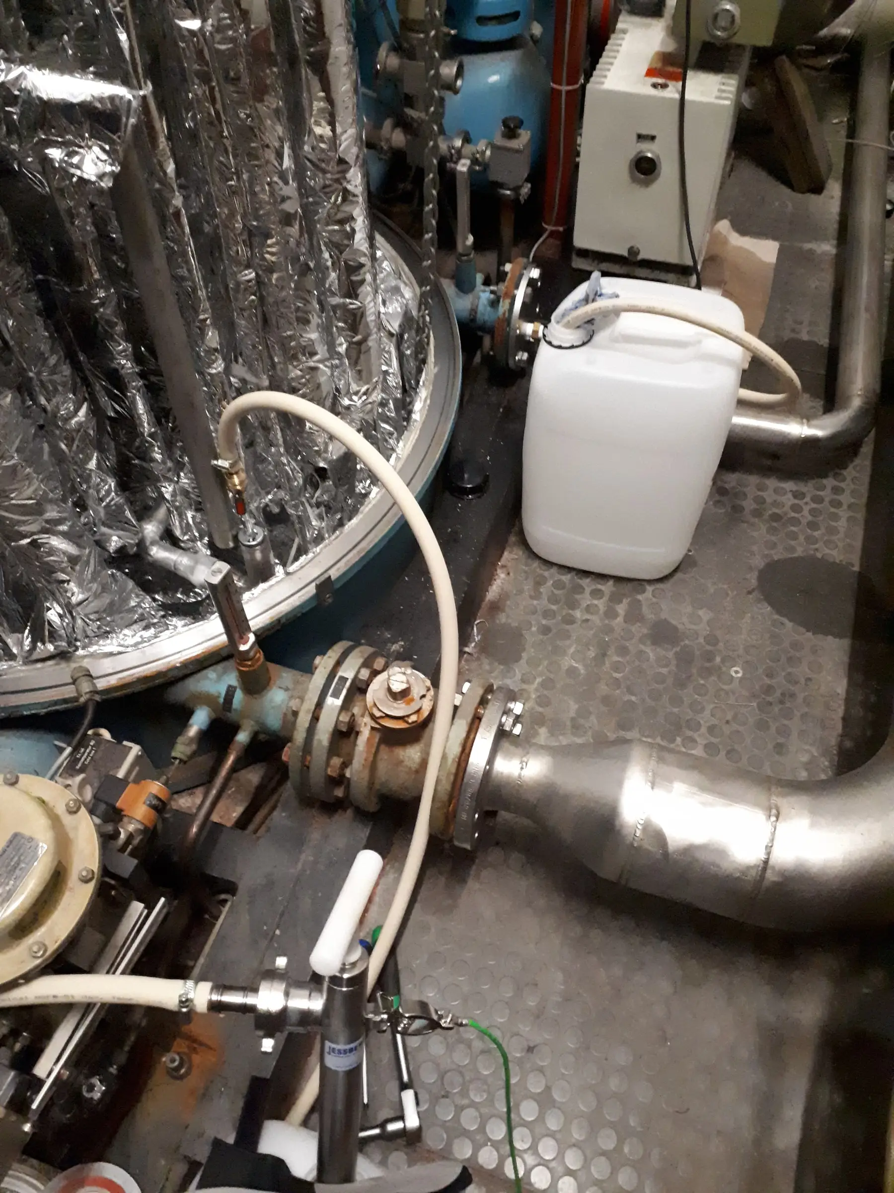 Fittings of a helium plant during inspection preparation